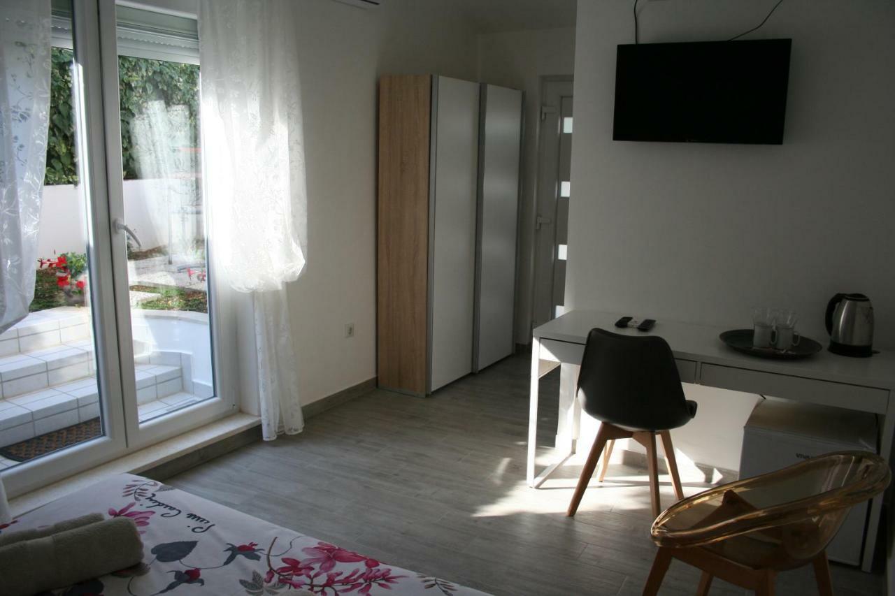 Room With Garden Split Exterior photo